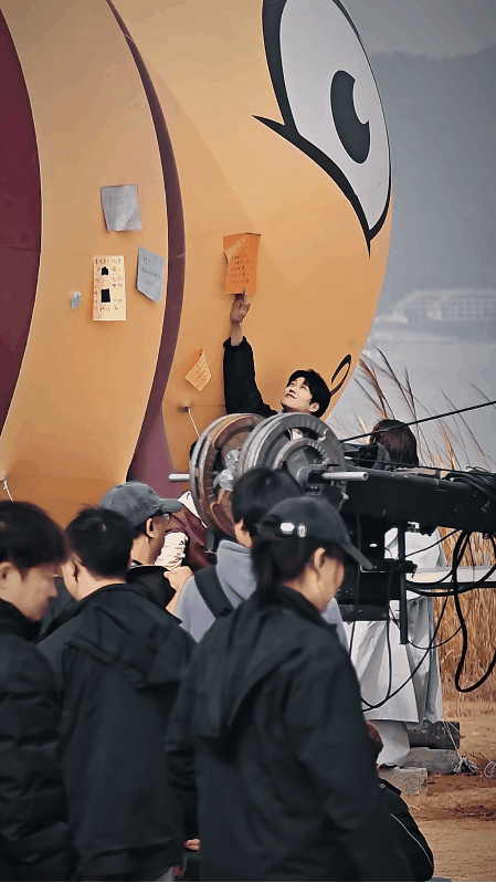 对魏大勋的手长有了实感 魏大勋拿纸条那一下，完美诠释了什么是手长腿长的优越感！身