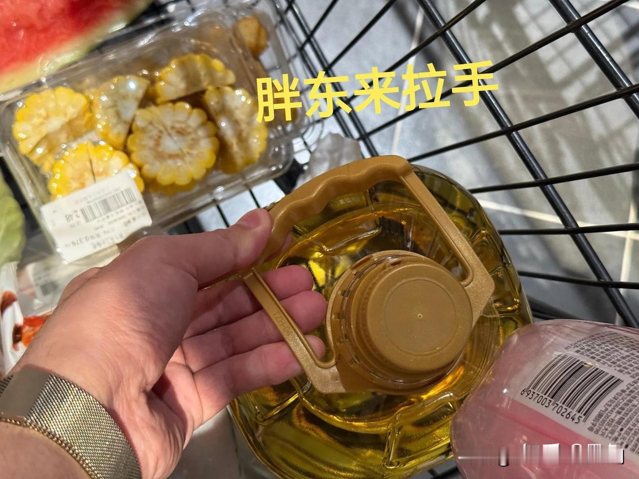 现在许多人吹嘘胖东来过了头，一好百好，啥都可以拿来夸赞。
比如这个网友认为，胖东
