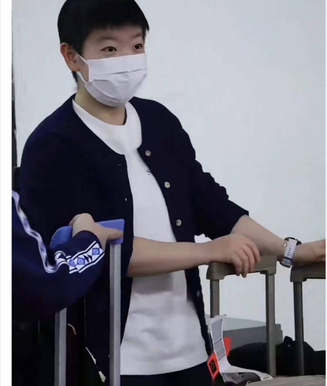 王者出征！孙颖莎抵达海口开启冬训新征程，与队友热聊尽显轻松状态孙颖莎与队友开心聊