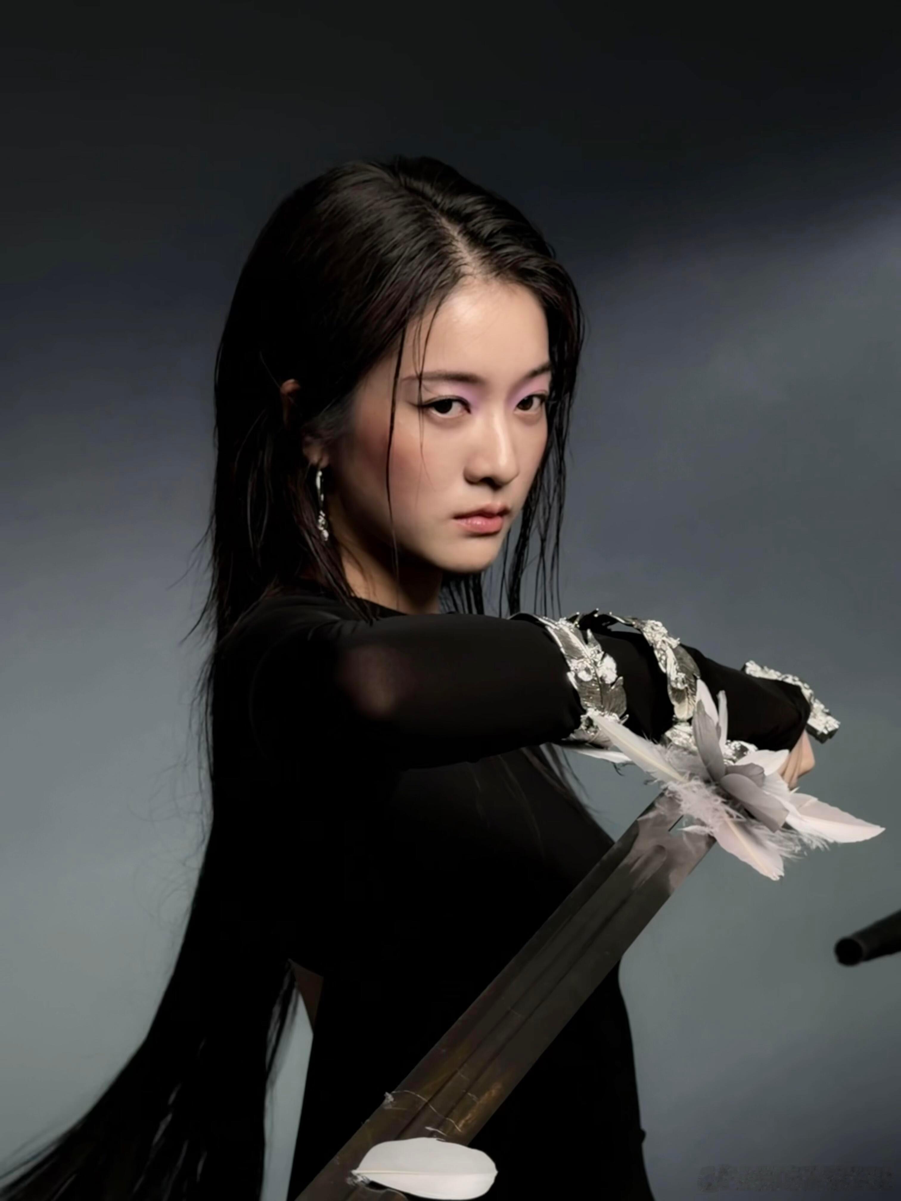 很少见的清冷感其实张雪迎挺适合剑来女主的 