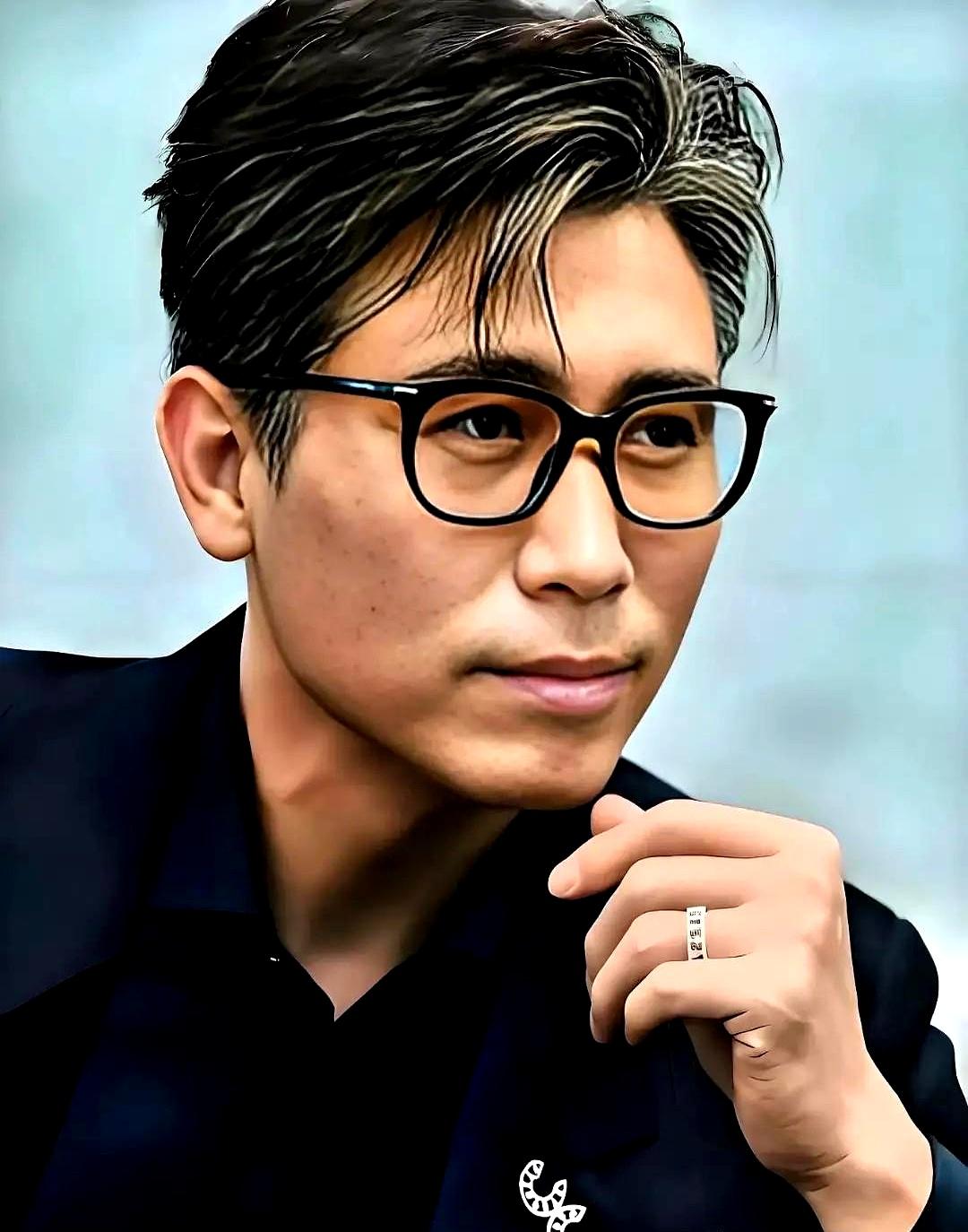 说李乃文二婚养5个娃的人赶紧闭嘴，人家一家三口刚在三亚被拍了。
2025年国庆