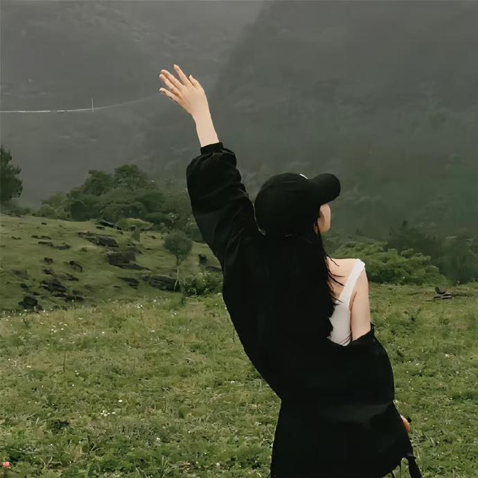 最近很喜欢《皮囊》里的一段话:“常常熬不住的时候也想找个靠山，可是你怎么找都会发