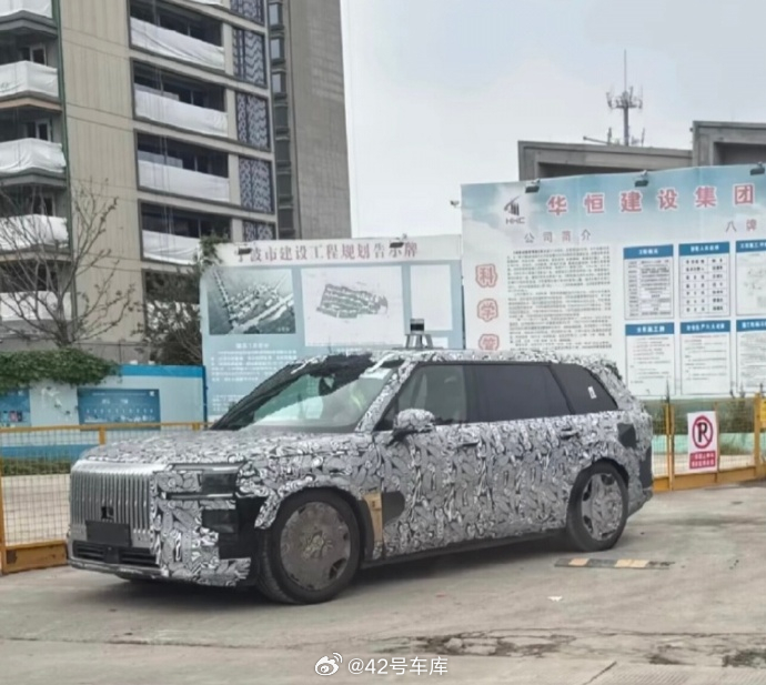 上完五座版，极氪 9X 还有光辉版在路上。长是更长了，整体比例咱是不是再琢磨下？