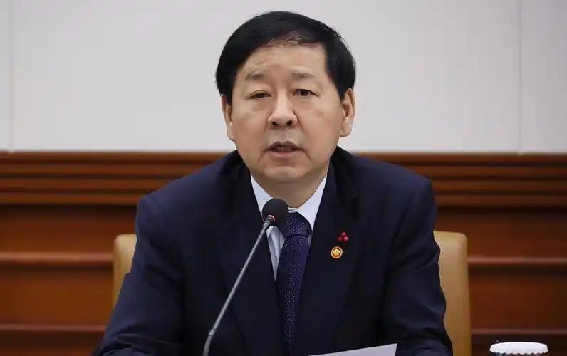韩国副总理拖着行李箱到机场，人还没上飞机就发现自己被换了！

8月30日上午，韩