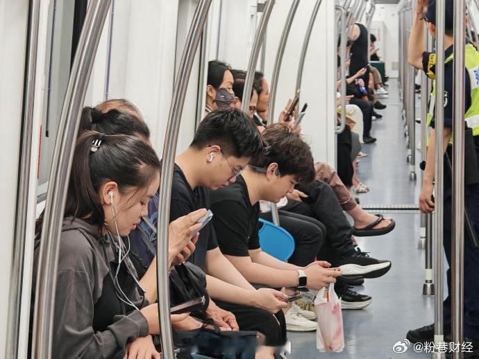 下班后被要求发朋友圈或构成隐形加班【漏发1条朋友圈被扣100元，同事间得互相点赞