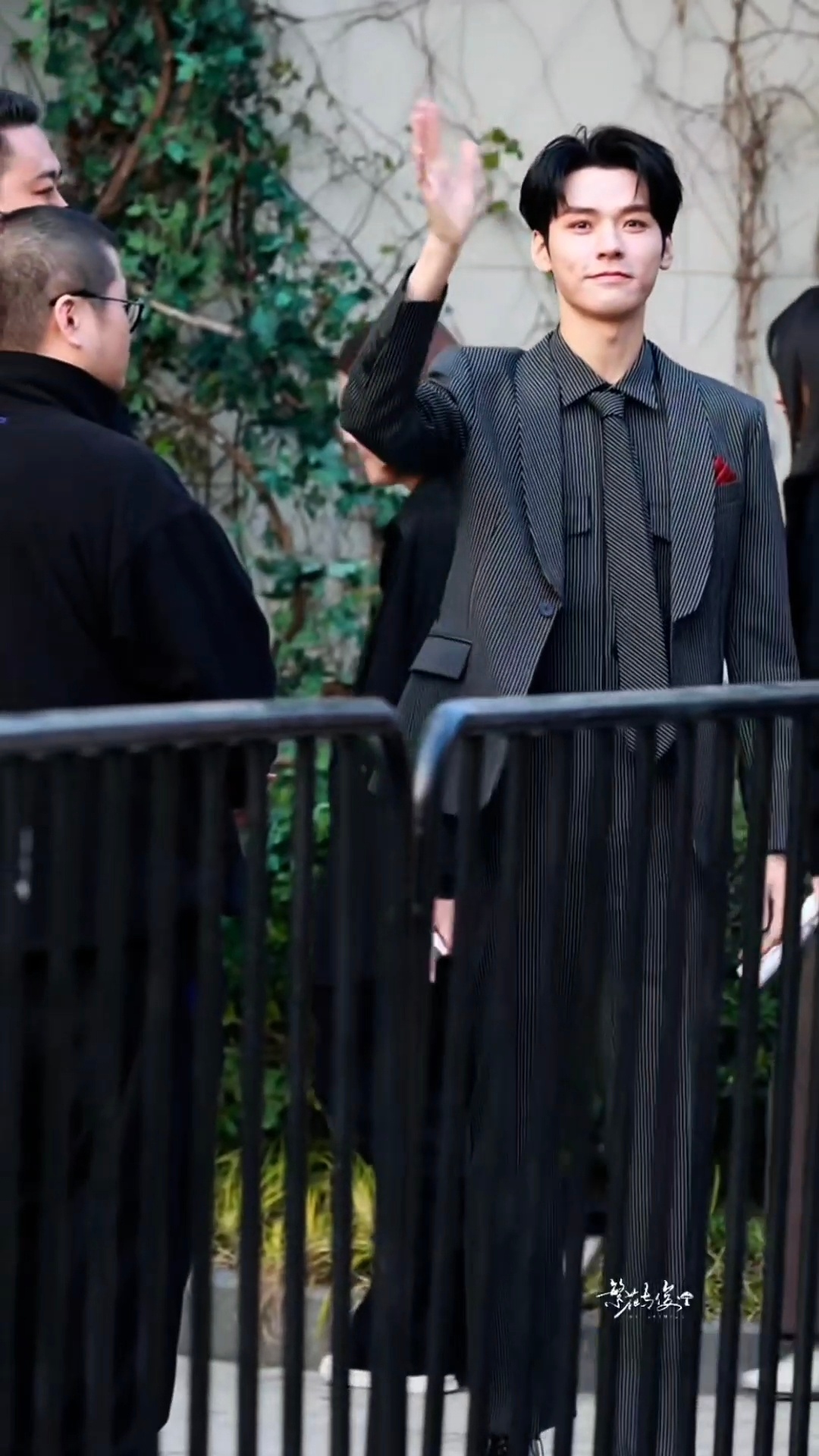 此男怎么脸和手一样大啊…🥵🥵龚俊脸和手一样大龚俊灰色条纹西装