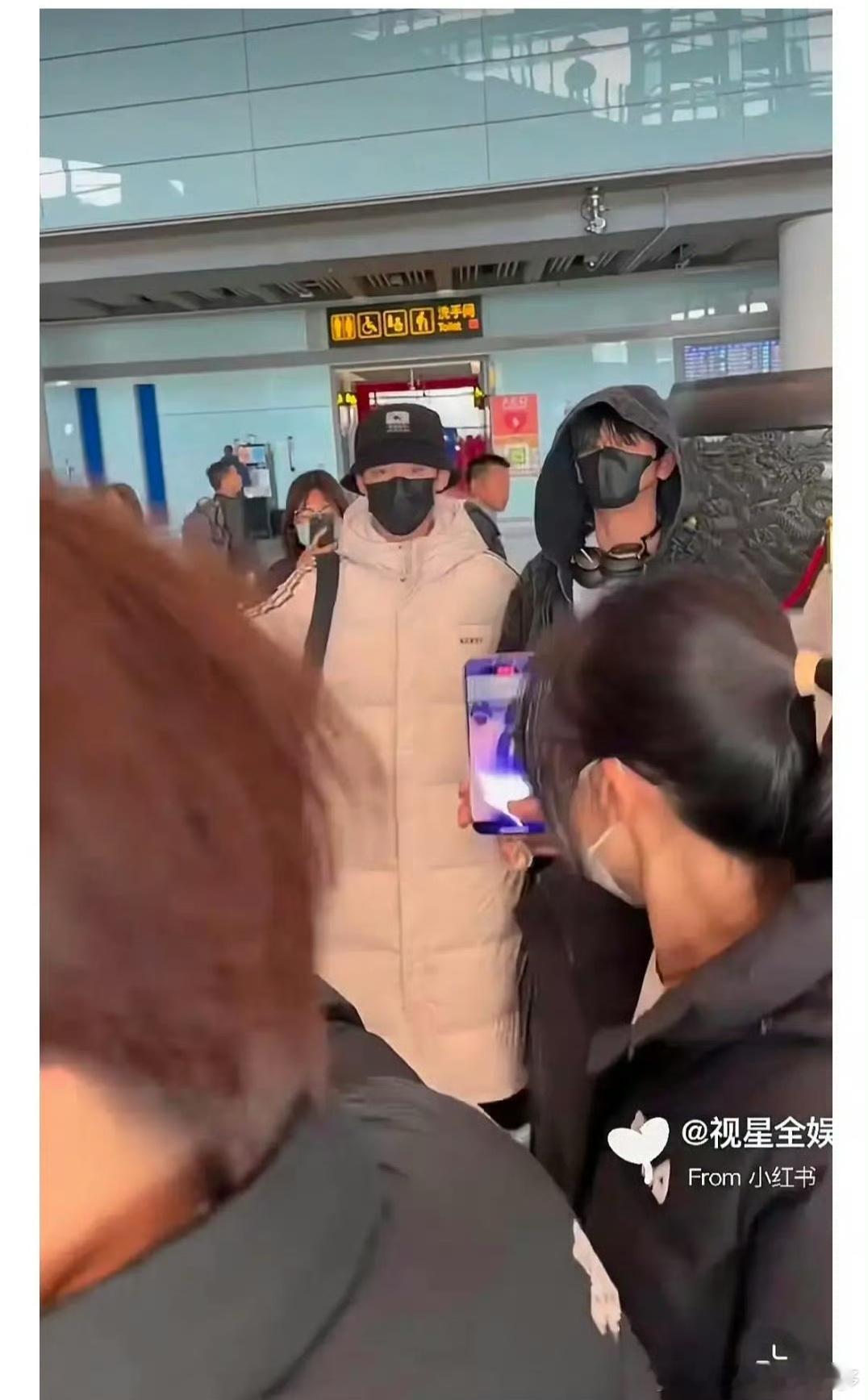 丞磊这个助理气质和身材是赢了。 