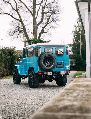丰田兰德酷路泽 FJ40 堪称硬派越野界的传奇。1960 年诞生至 1984 年