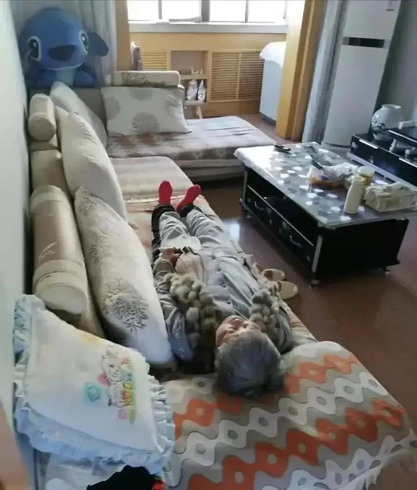 我真是越来越看不惯我婆婆了。今年她才 58 岁，年龄又不大，每天不过是接送一下孩