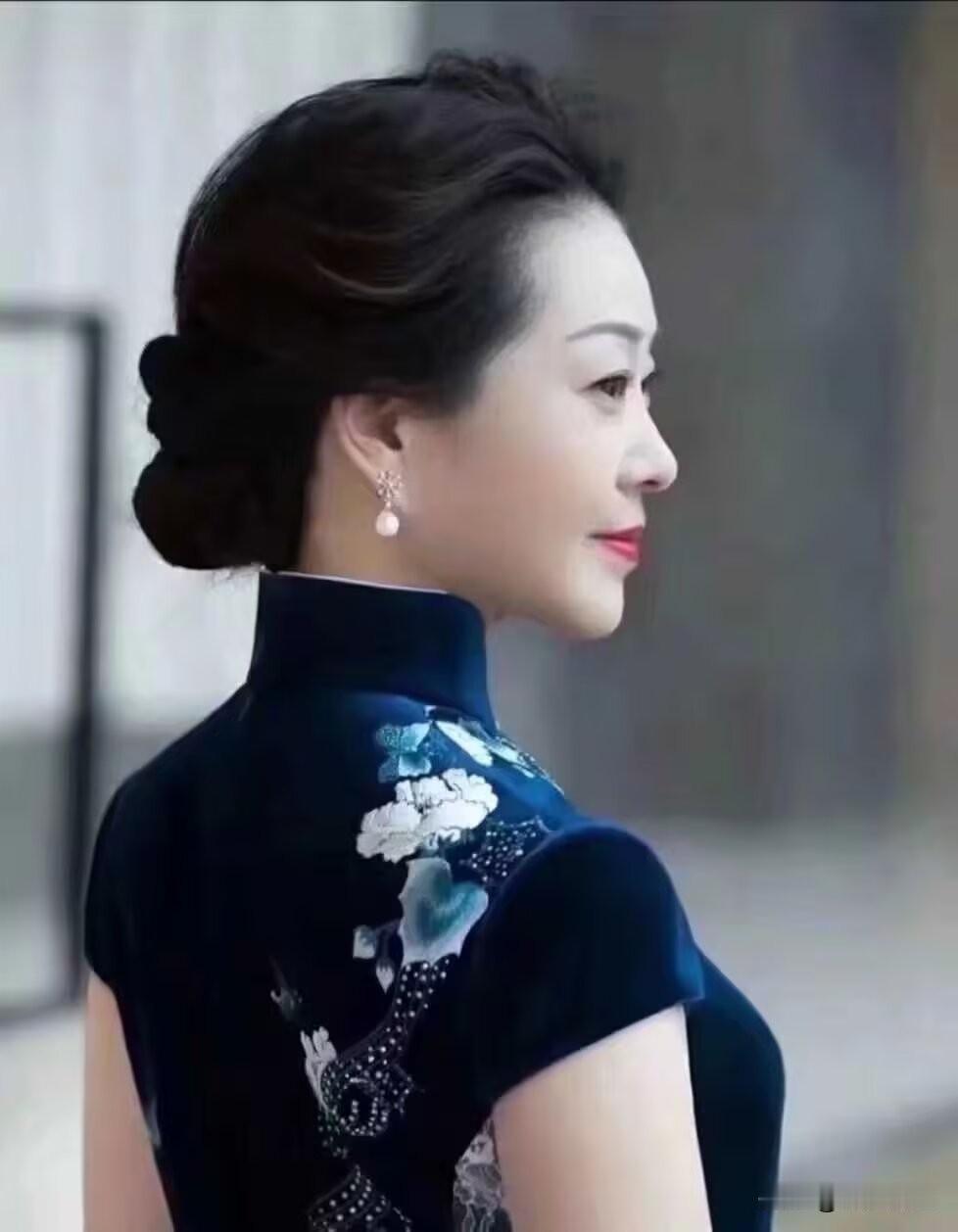 我忘了自己是有钱人！
刚跟女朋友聊起这事儿，她倒好，正手搓衣服呢。

我说你家里