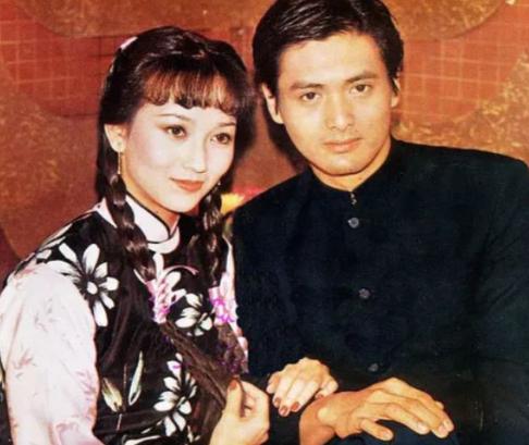 [太阳]1975年，21岁的赵雅芝嫁给了31岁的香港名医黄汉伟，可婚后3年，赵雅