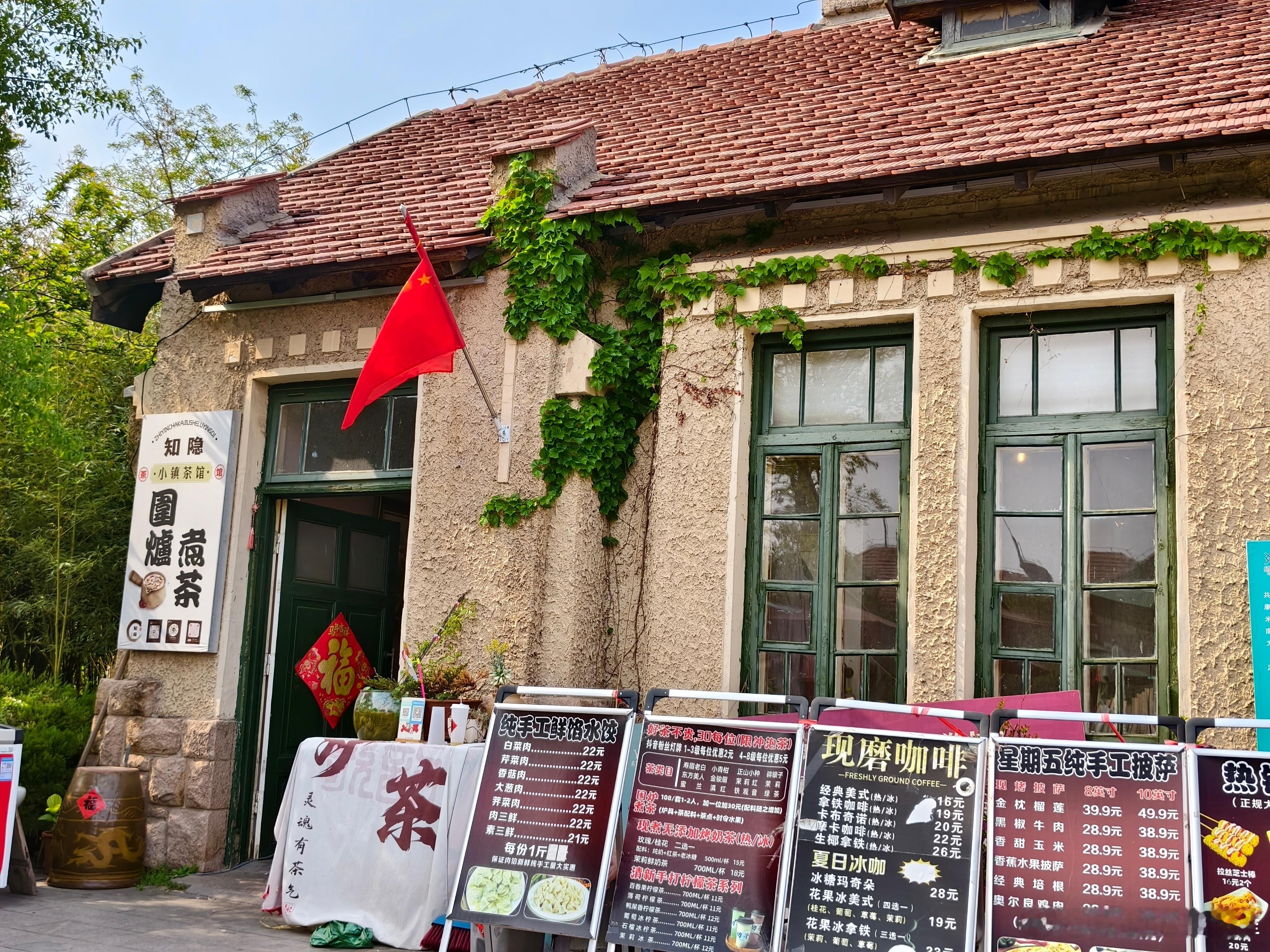 哈哈，今天心情很好啊，足校各方面情况还不错，小镇也很美，春色正好。刚才碰上一个大