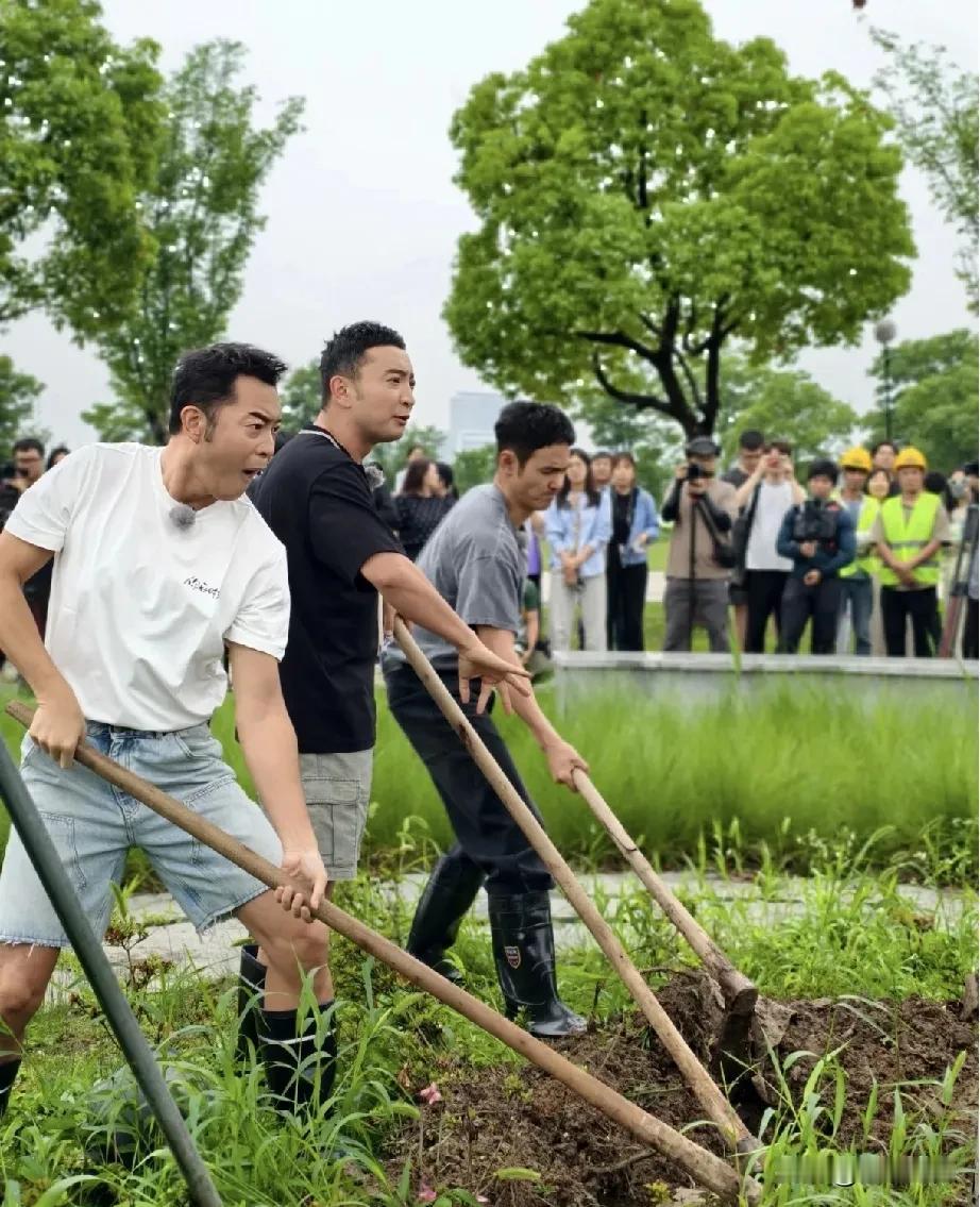 镜头中的他们，一眼看上去就不像是地地道道的农民，也没有干农活该有的模样。瞧瞧他们