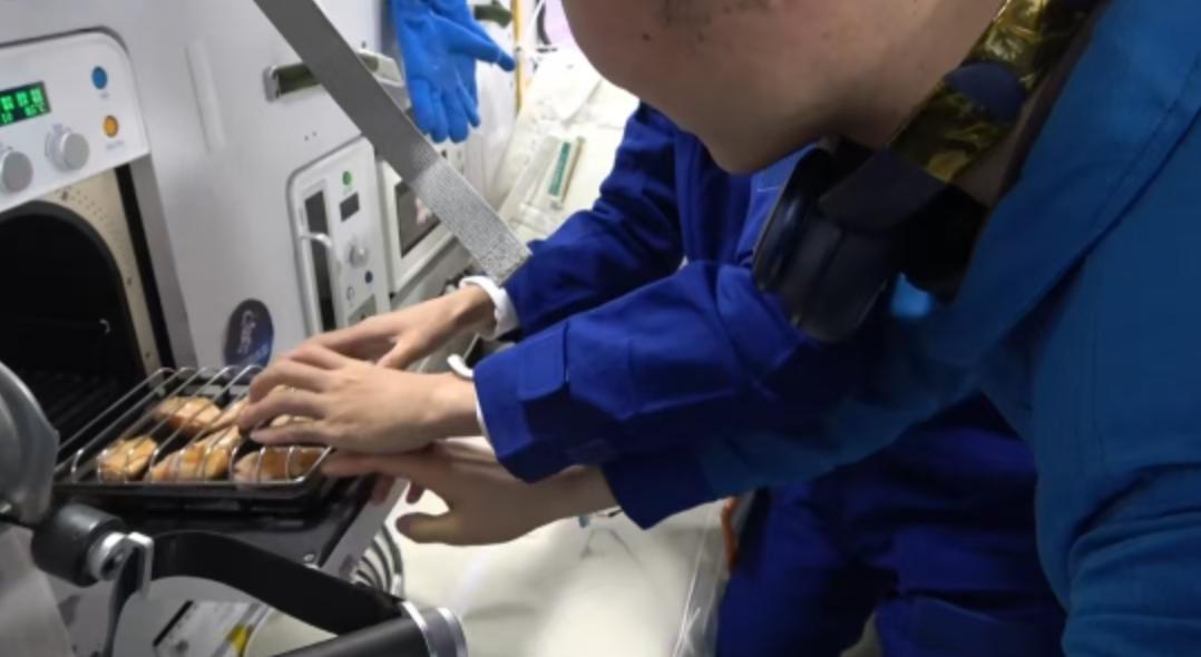 距离地面400公里的中国空间站里，正上演着一场前所未有的美食派对。神舟二十一号航