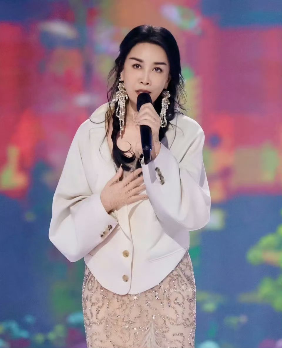 网络视听盛典花少团再合体 那英龚俊张雅琪穆穆后台相拥，眼里的笑意藏不住！家人式默