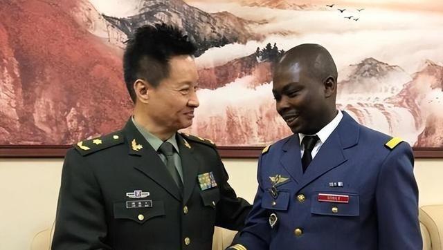 卢旺达其实很懂什么叫“见人下菜”，为了区别我们跟西方，他们甚至搞了个“双轨制”，