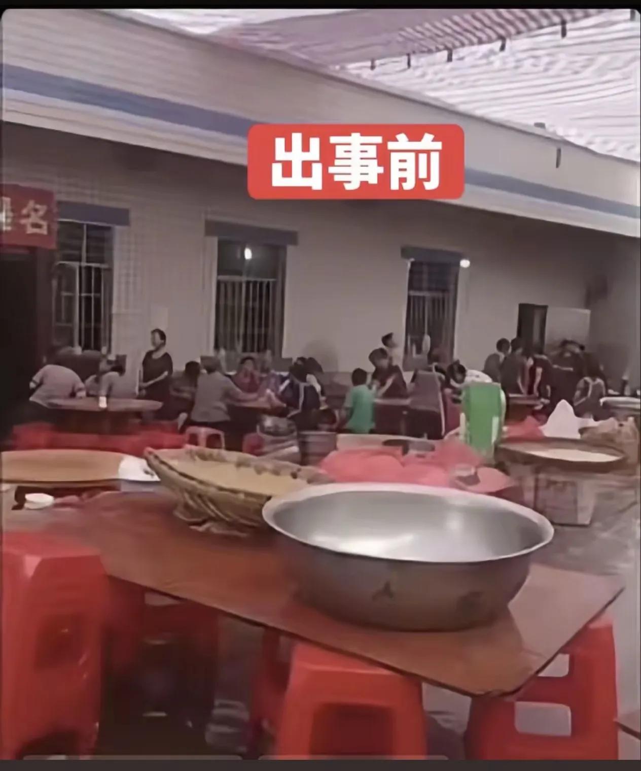 这是出事前的画面，酒席就摆在房屋外墙之下，红色桌椅排得满满当当，不少大人小孩就坐