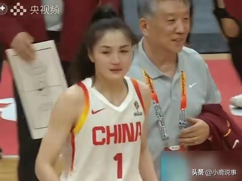 敢信吗？
宫鲁鸣硬保张曼曼！
 
打捷克五投一中。
还送违体犯规。
打马里直接挂