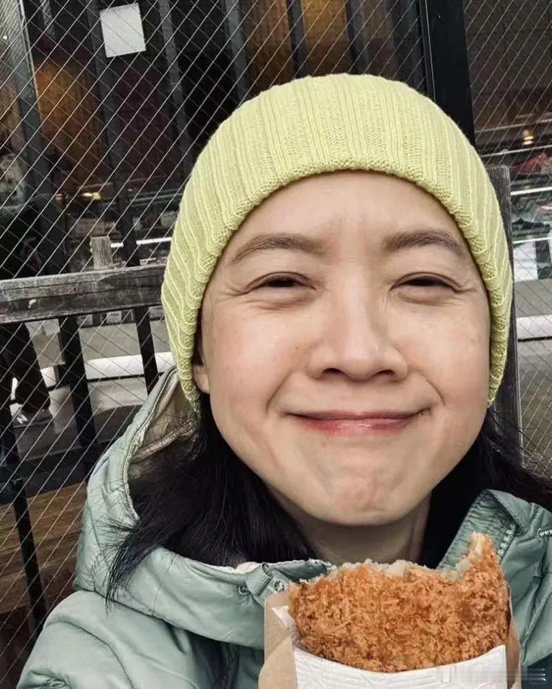 刷到曾志伟的女儿曾宝仪，53岁的生日照片，直接愣住了，真愣住了，不禁感叹……青春