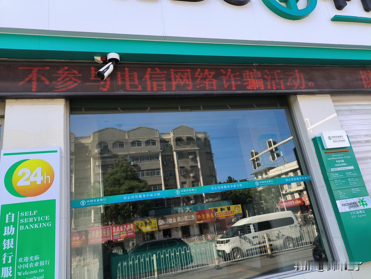 昨天，我没有帮着那个女的在自助取款机上取钱，很多朋友在下面留言说，我太冷漠了，这