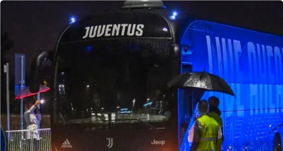 尤文图斯大巴车被扔石头 窗户玻璃杯砸碎在意甲联赛尤文图斯客场对阵那不勒斯的焦点战