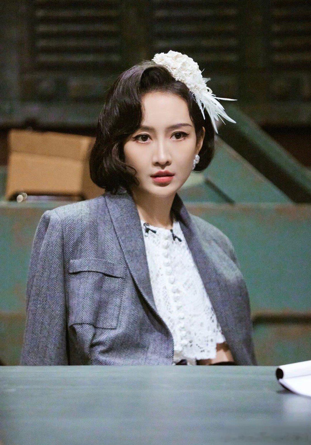 王鸥对你微笑纯属礼貌大侦探 当王鸥用最优雅的姿态说完那段充满逼格的自我介绍，何炅