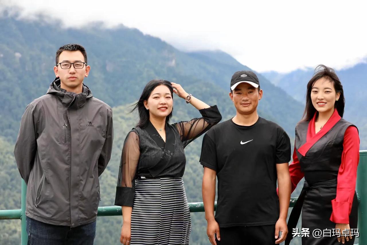 他们人数有50万左右，但却是56个民族之外，属于未被识别的民族，身份证上民族一栏