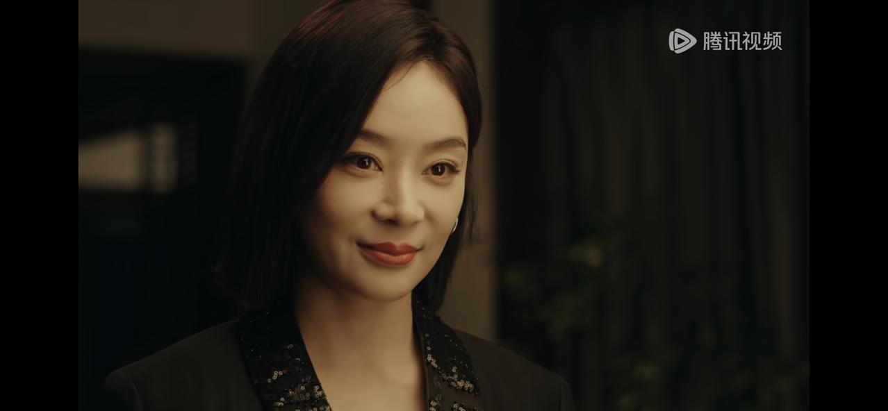 《她的盛焰》柏庆瑜坐在沙发上，柏木然自杀后，她一句话都不想说，一个人都不想见，即