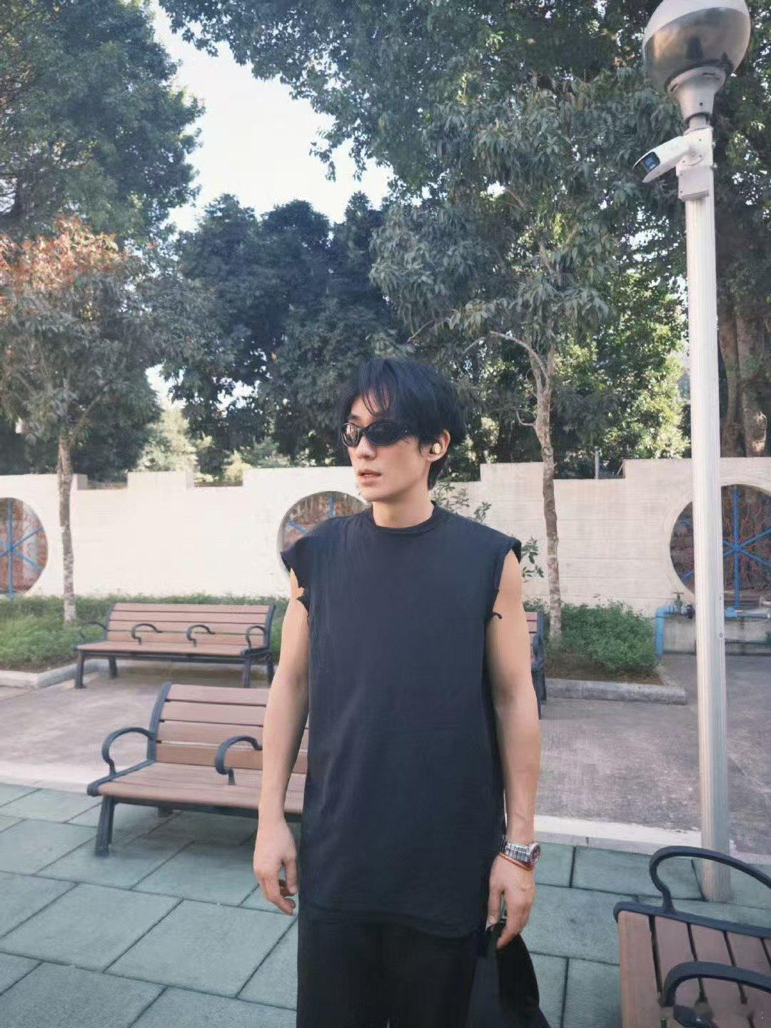 朱一龙捕捉瞬间 朱一龙黑衣无袖不错 ​​​