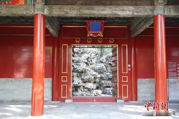 外媒报道，法国总统马克龙和夫人布丽吉特12月3日抵京后，于当日参观故宫“乾隆花园