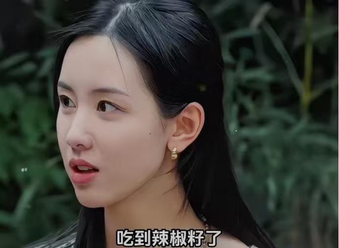 陈都灵：“吃到辣椒籽了。”

何炅：“那个辣，我给你拿水，冰的好吗？”

陈都灵