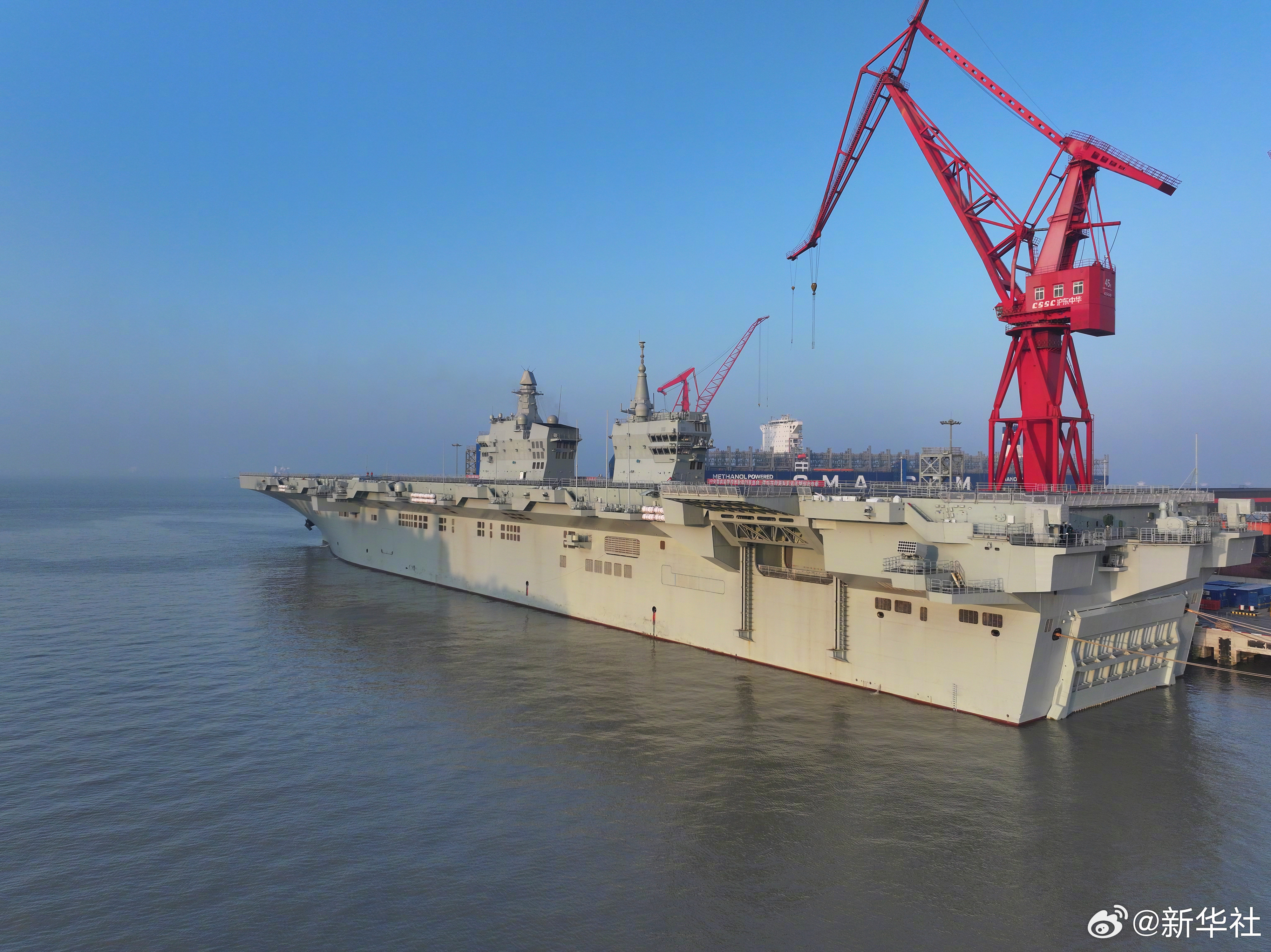 【海军】11月14日9时许，我国076两栖攻击舰首舰四川舰从上海沪东中华造船厂码