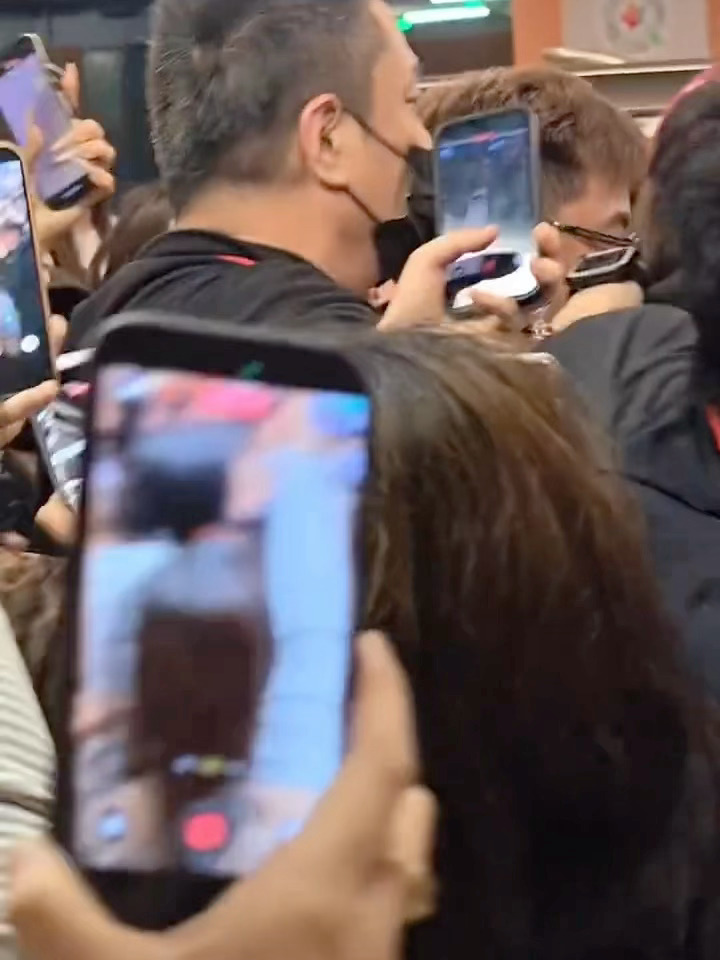 ss请远离周翊然！！！孙怡唐艺昕看周翊然被挤的反应 ​​​