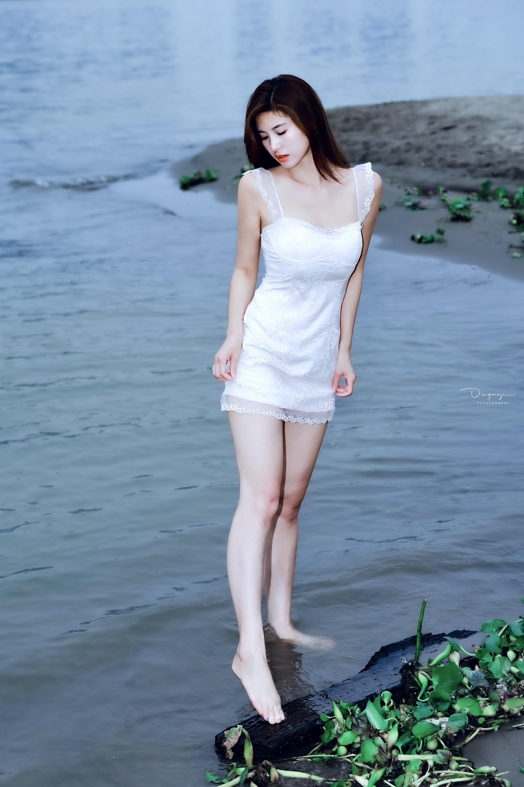 御姐的温柔｜自由而慵懒。《户外慵懒风写真》 模特：  拍摄地点：武汉 天兴洲江滩