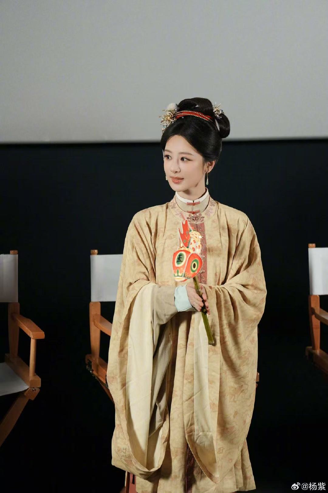 杨紫晒李祯自拍杨紫发追剧团合照 哇！杨紫晒李祯自拍，怼脸也这么美啊！！！ 