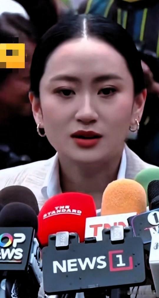 佩通坦携姐姐与妈妈同行，

终于前往探监

佩通坦于9月15日探监，姐姐和妈妈陪