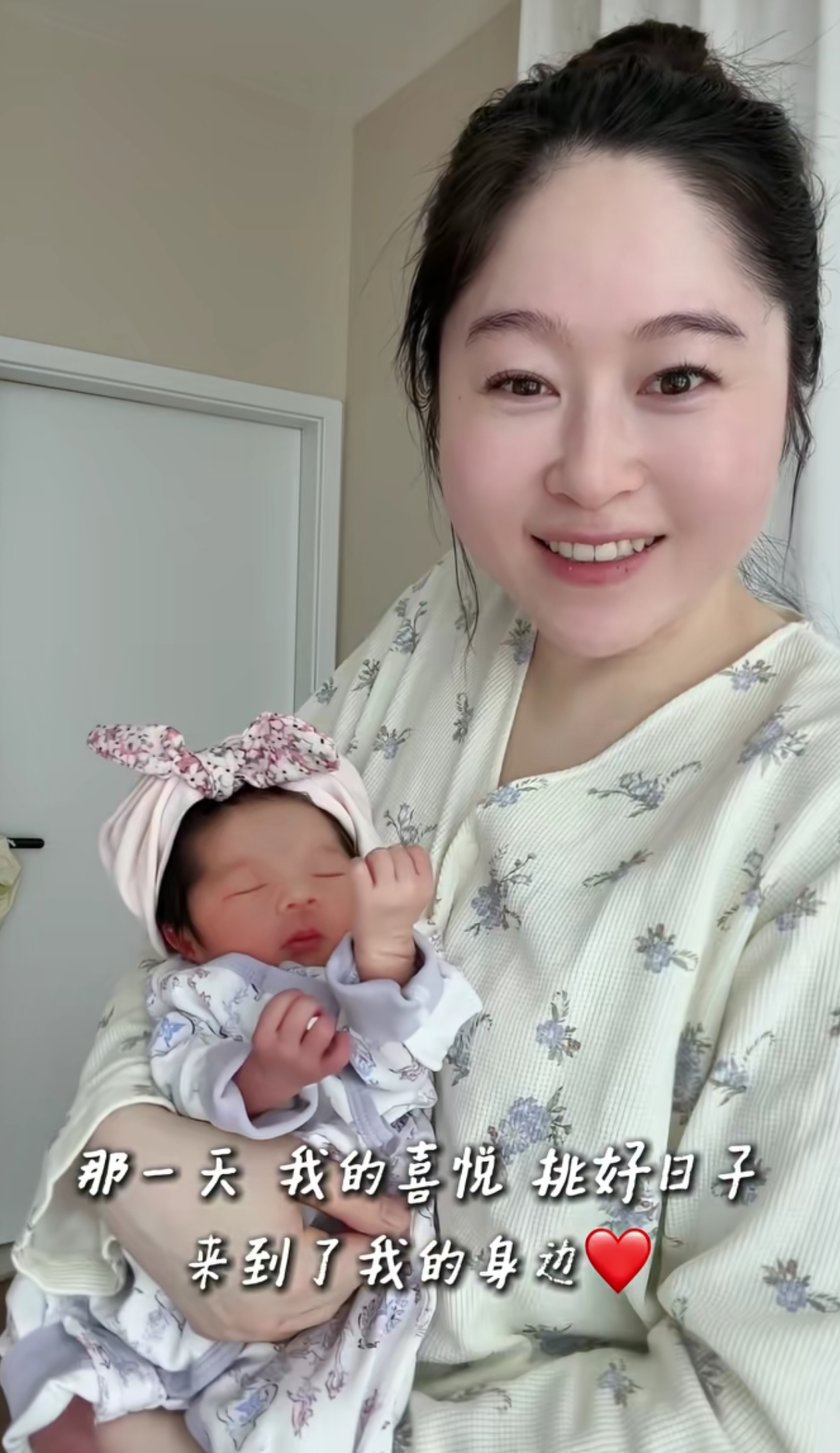 我知道女儿大部分像爸，但是这也太像了，简直就是抱了个马杨