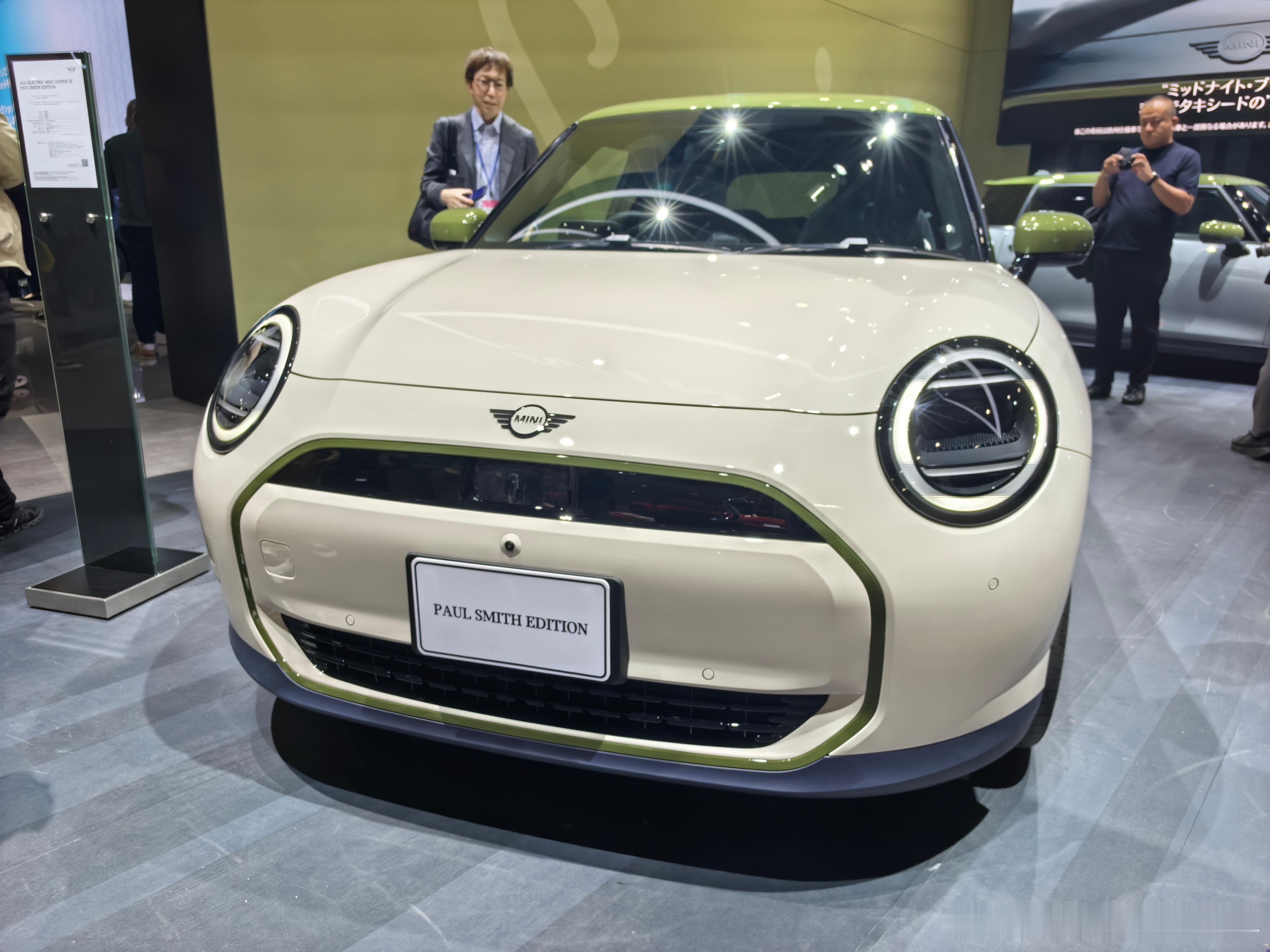 现场看了MINI PAUL SMITH版，共三款，设计确实在线。是有品位有个性的