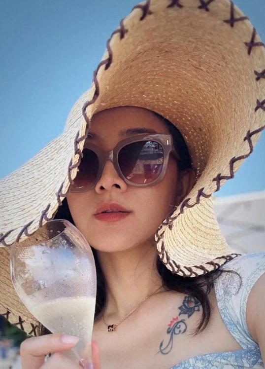 许婧离婚后实现周游世界的梦想，开启崭新人生。她在海边度假时展现出现良好状态，穿着