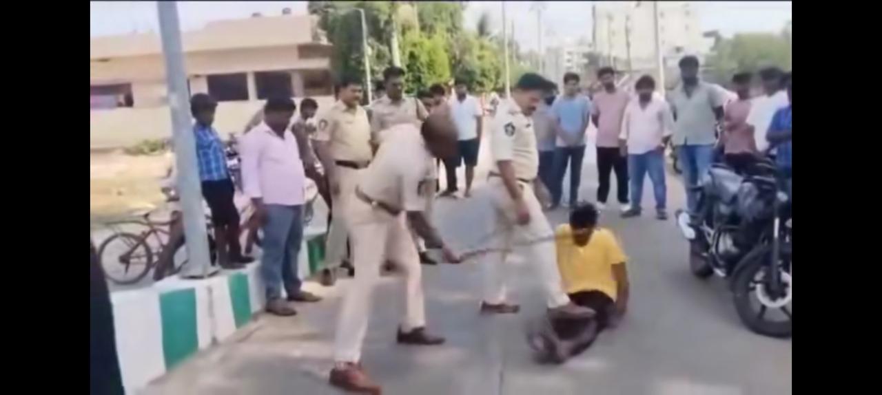 印度违章，抡起棍子打脚底板。
第一次看到这样执法，一般交通问题十棍子，交警当众处