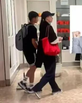 梁洛施带儿子逛商场，15岁的大少爷李长治已经长的与她一样高。母凭子贵，靠着给李家