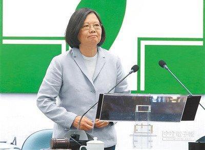 台湾地区前领导人蔡英文给高雄医学大学的毕业生致词，对这些毕业生说不要迷茫，大学生