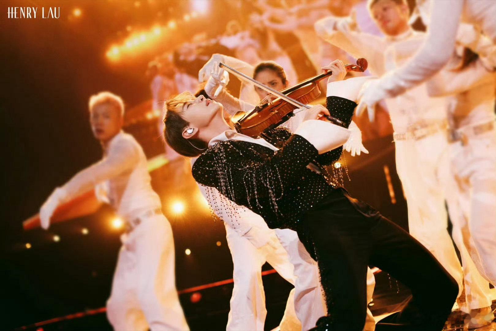 刘宪华巡演深圳站 刘宪华巡回演唱会刘宪华巡回演唱会深圳站如约而至，全能音乐人带来