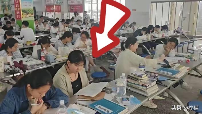 今天陪儿子高考第二天，
气死了真气死了。昨天陪儿子高考，前天他还说不在学校吃饭，