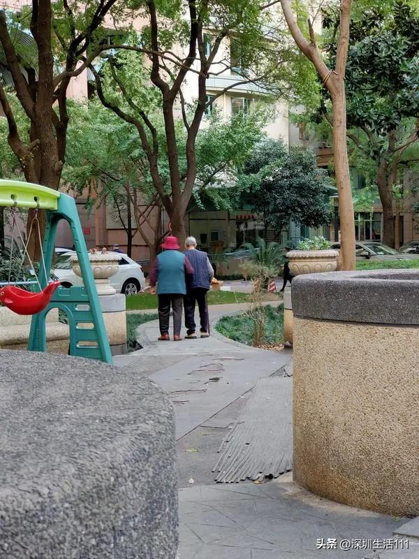 我们小区有两位年纪相仿的独居老太太，都70多岁，老伴都不在了，日子却过得天差地别