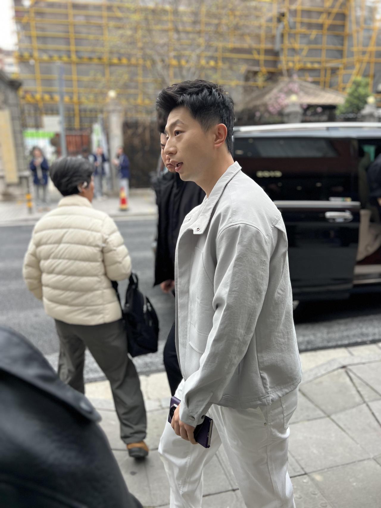 路人拍摄的马龙，果然很呆萌，颜值很抗打，鞍山小马37岁了，两个娃的爸爸，很幸福的