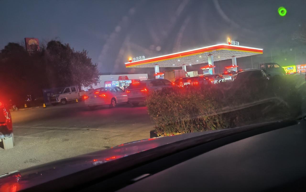 跑了几个加油站，都是排到大路上，今天不加了，明天中午饭点人少再去，这两天车主都霸