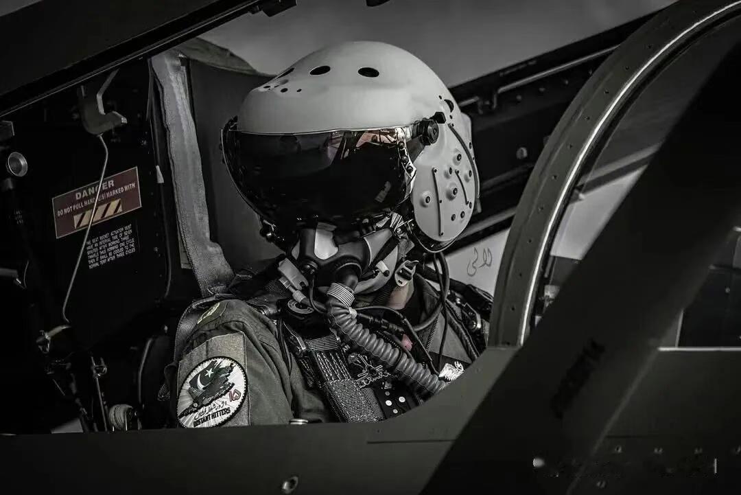 驾驶歼-10CE、头戴“苍蝇盔”的巴基斯坦飞行员，
就是他们把多架“法国小公主”