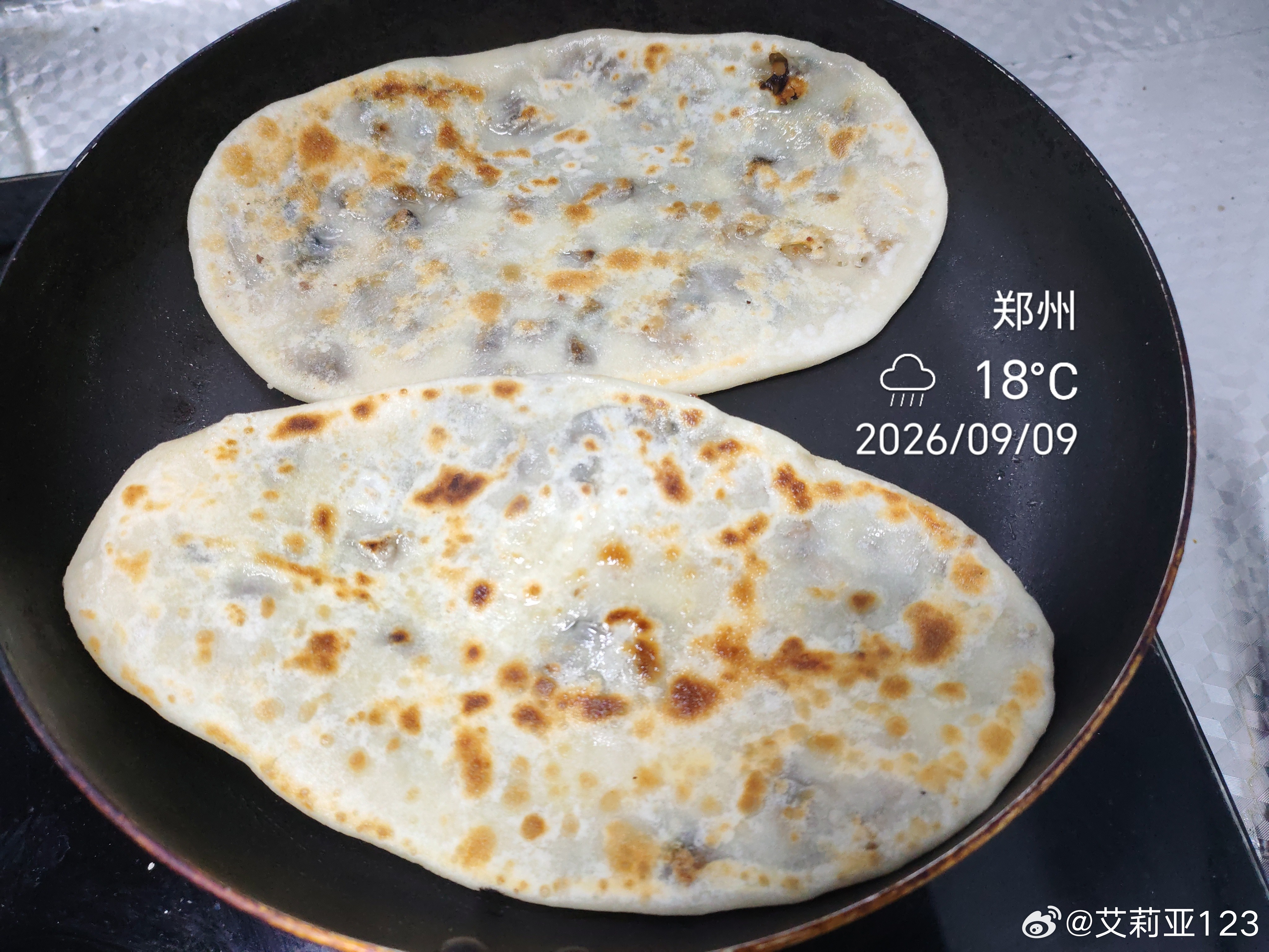小律师做美食 梅干菜锅盔（馅饼）今天晚上的碳水吃梅干菜馅饼，烙熟烤一下就是锅盔，