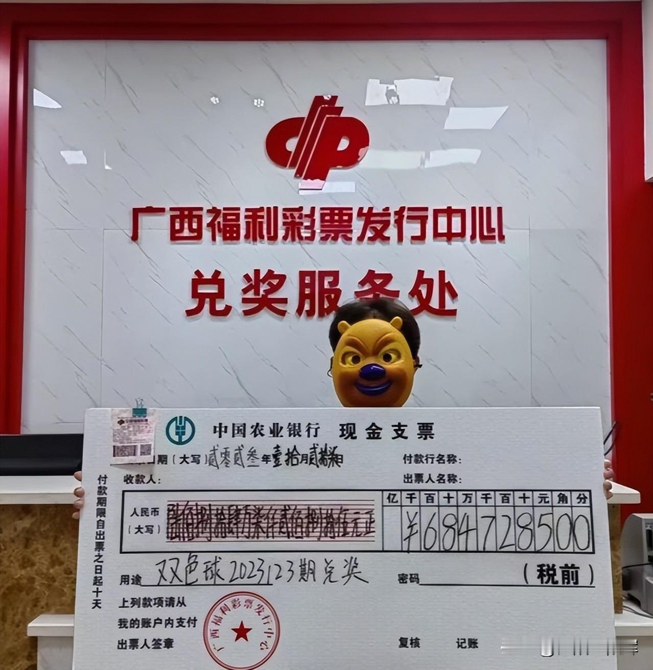 上联:福彩体彩家家彩(祝君中彩)
下联:欢迎赐教[祈祷][祈祷]